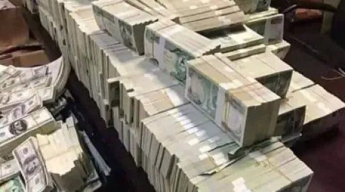 جبال الدولارات.. فيديو من منزل نائبة يفجر غضب العراقيين