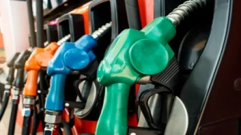 الإمارات تقر تخفيضا كبيرا على أسعار الوقود لشهر تموز