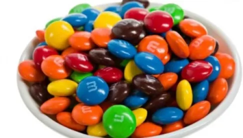 لماذا اختفى اللونان الأزرق والبني من أكياس M&M’s الجديدة؟