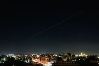 صاروخ إيراني في سماء إسرائيل كما شوهد من الخليل في الضفة الغربية المحتلة