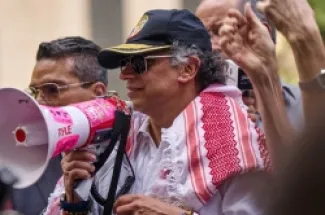 الرئيس الكولومبي غوستافو بيترو يخاطب المتظاهرين المؤيدين لفلسطين خارج مقر الأمم المتحدة في مدينة نيويورك، الولايات المتحدة، 26 سبتمبر/أيلول 2025