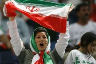 مشجعة ترفع علم إيران تستعد لمونديال 2026
