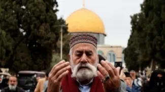 رجل مسلم يصلي خارج قبة الصخرة الذهبية في بداية شهر رمضان 2025.