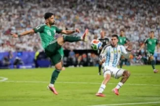 محمد عمورة (يسار) أصيب في تدريبات المنتخب الجزائري قبل مواجهة الأردن
