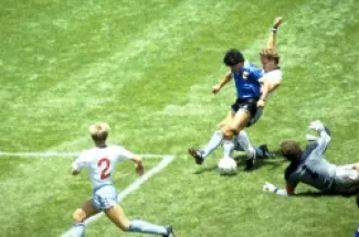 مارادونا سجل هدفًا تاريخيًا في مرمى إنجلترا خلال ربع نهائي كأس العالم 1986
