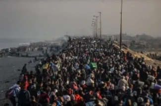 عودة النازحين الفلسطينيين في وقت سابق مشيا على الأقدام من جنوب قطاع غزة إلى شماله بعد النزوح بسبب الحرب