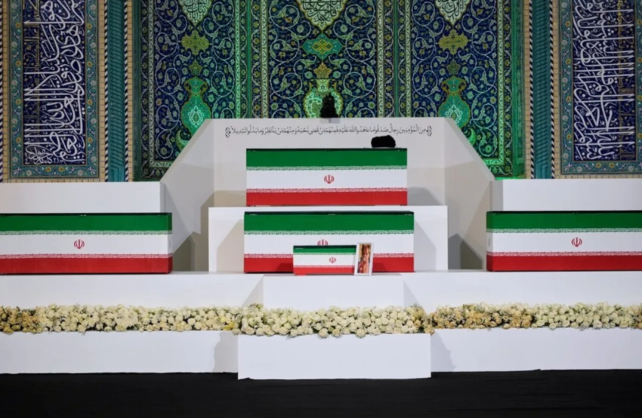عاجل | (توجيه سري).. (تسنيم الإيرانية) تكشف كواليس (حملة التهديدات) الأمريكية لثني دول عن حضور تشييع خامنئي 