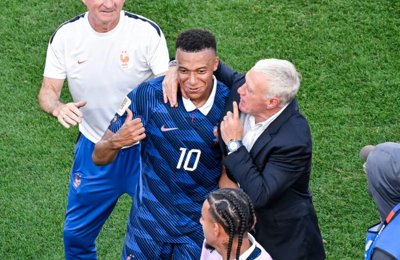 بعد مواجهة باراغواي العنيفة.. ديشامب يطلب حماية خاصة لمبابي 