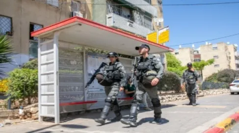 إطلاق النار على شخص في اللد بزعم محاولته طعن شرطي إسرائيلي
