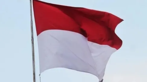 إندونيسيا.. جلد 6 أشخاص بتهمة التقبيل العلني والمقامرة