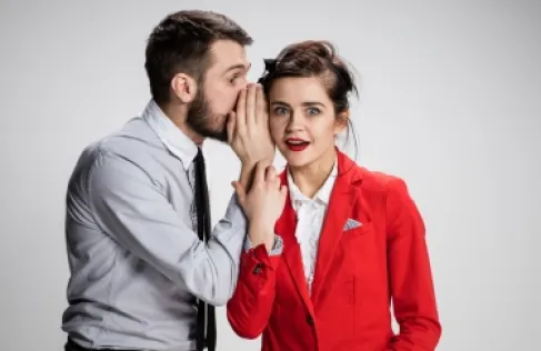 النميمة ليست عادة سيئة.. بل ميزة تطورية تعزز الرغبة في الإنجاب!
