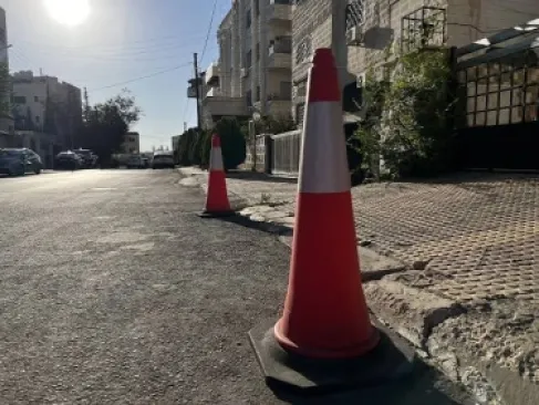 أمانة عمّان: حجز المواقف العامة أمام المحال التجارية مخالفة ولن يُسمح بها