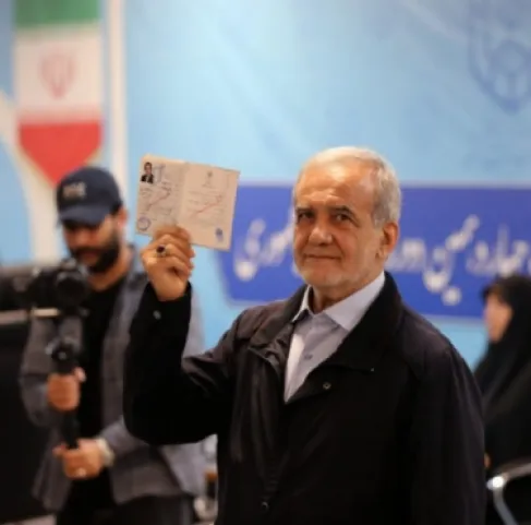 نيويورك تايمز: بزشكيان يبلغ المرشد الإيراني أنه سيتنحى إذا رفض الاتفاق