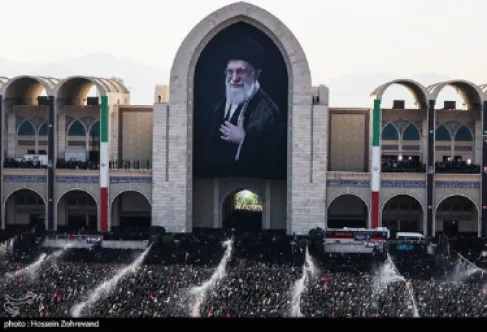 في يومها الثاني.. ملايين المشيعين يؤدون صلاة الجنازة على خامنئي وعائلته في طهران (صور)