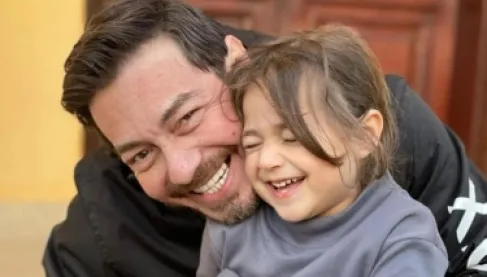 «أنا السبب».. أحمد زاهر يكشف معاناة ابنته مع المرض