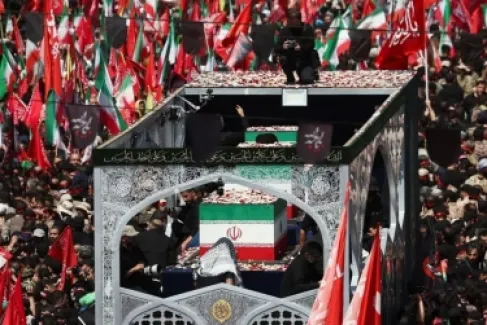حشود ضخمة في شوارع طهران تحيي الموكب الجنائزي التاريخي لعلي خامنئي
