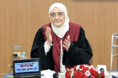 قصة مصرية ألهمت الملايين.. كيف نالت آمال إسماعيل الدكتوراه في الـ83؟