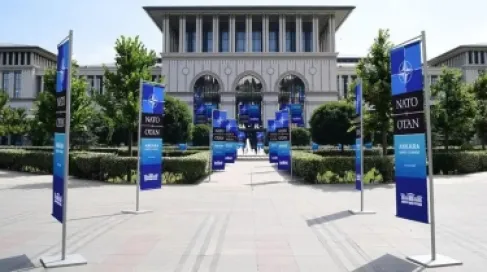 قادة الناتو يجتمعون في أنقرة تحت ضغط ترامب .. وناقلة نفط تتعرض لهجوم قرب مضيق هرمز