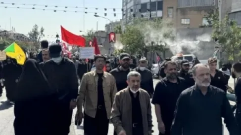 بعد انباء عن مقتله خلال الحرب .. أحمدي نجاد يظهر في تشييع خامنئي