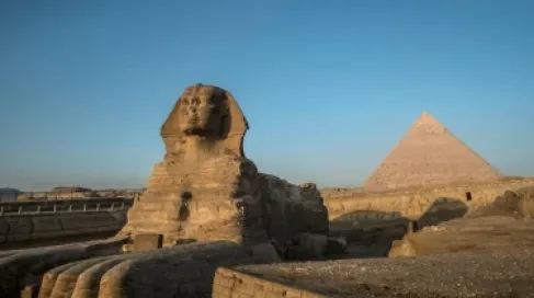 بين قدمي أبو الهول.. قصة اللوحة السرية التي لا يراها السياح