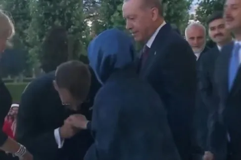 بالفيديو.. زوجة أردوغان ترفض تقبيل ماكرون ليدها