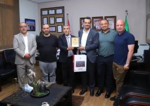جامعة البترا تكرم خريجها الدكتور محمد العجارمة تقديرًا لإسهاماته الوطنية