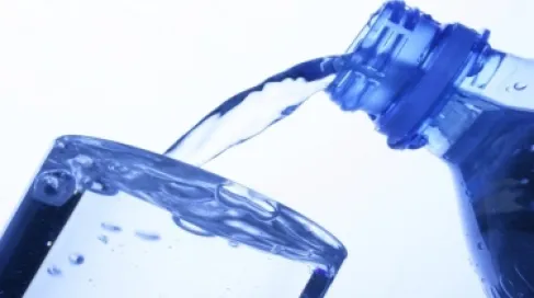 7 أخطاء شائعة في الترطيب قد تُسبب الجفاف دون أن تدرك