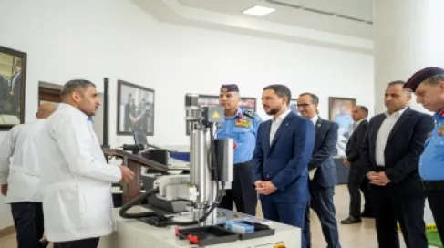ولي العهد يزور إدارة المختبرات والأدلة الجرمية
