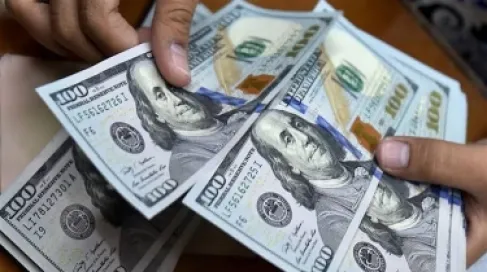 الدولار يحافظ على قوته مع ارتفاع أسعار النفط