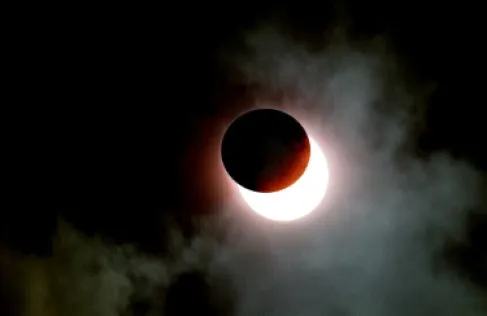 سيكون مرئيا في بعض الدول العربية.. ما الذي نعرفه عن الكسوف الشمسي في أغسطس؟