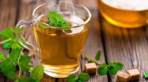 هل يساعد الشاي الأخضر وفيتامين B3 في حماية الدماغ؟