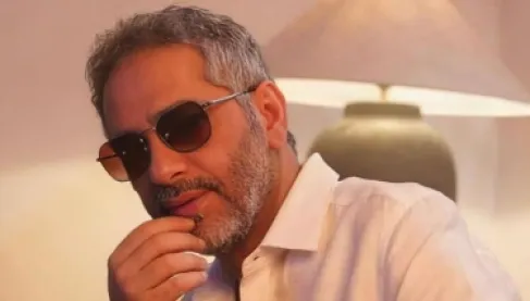 بعد إخلاء سبيله في لبنان.. أول ظهور لفضل شاكر أثناء قص شعره
