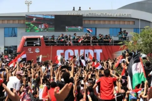 احتفالية شعبية لمنتخب مصر بعد جدل بشأن استقباله في مدينة العلمين