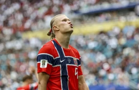 هالاند يهاجم التحكيم بعد وداع المونديال