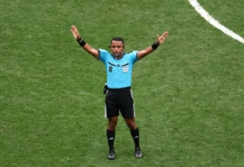 أستاذ كيمياء طرد 86 لاعبا.. من هو حكم مباراة فرنسا وإسبانيا في كأس العالم؟