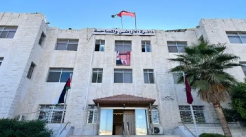(الأراضي والمساحة): مشروع قانون الملكية العقارية لا يتضمن فرض أي ضرائب أو رسوم