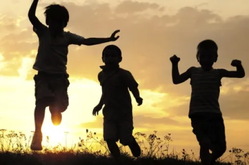 كيف تساعد طفلك على كسب الأصدقاء؟.. مهارة ذهبية يغفلها الآباء