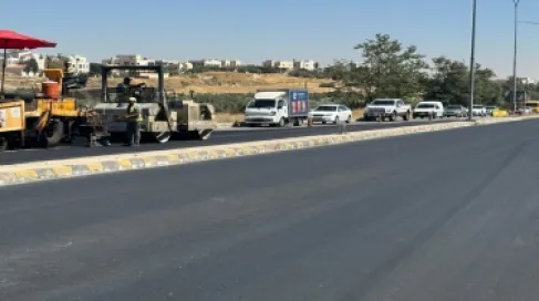 وزير الأشغال يوجه بالإسراع في إنجاز صيانة طريق مأدبا الغربي