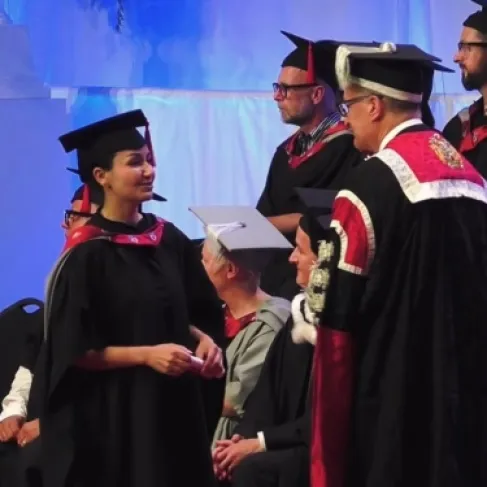 الإعلامية غادة عمار تحتفل بتخرجها من جامعة لانكشاير البريطانية