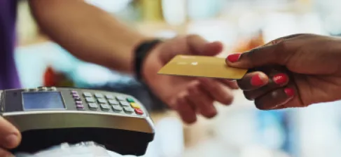 الإفتاء: لا يجوز لمحطات الوقود إضافة عمولة على الدفع بالبطاقات الائتمانية