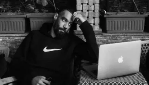 بعد أشهر من رحيل والده.. وفاة المخرج المصري محمد علي سيد الأهل