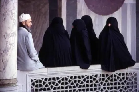 دورة تدريبية حول تعدد الزوجات ! .. داعية يثير الجدل والسخرية في مصر
