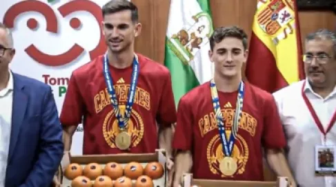طماطم.. أغرب تكريم لغافي ورويز بعد فوز إسبانيا بكأس العالم - فيديو