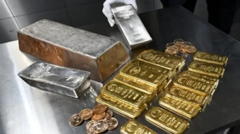 الذهب والفضة يرتفعان عالميا