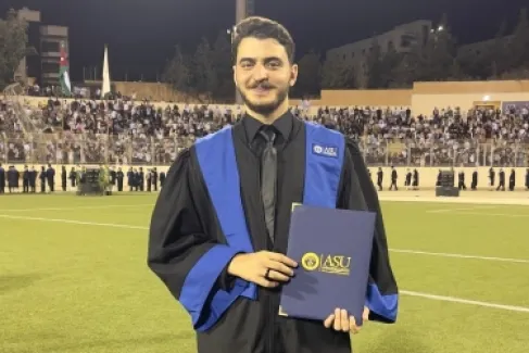فرحة التخرج.. أحمد مرقة يحصد الامتياز من العلوم التطبيقية