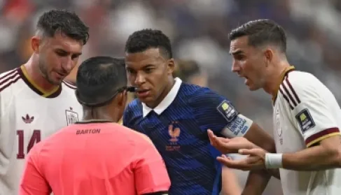 حكم مباراة فرنسا وإسبانيا يرد على ديشامب