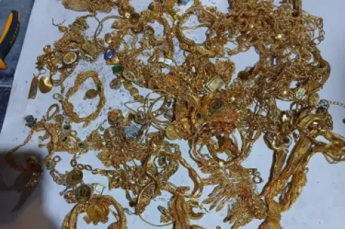 العراق يسترد 11 مليون دولار وسبائك ذهبية في حملة لمكافحة الفساد