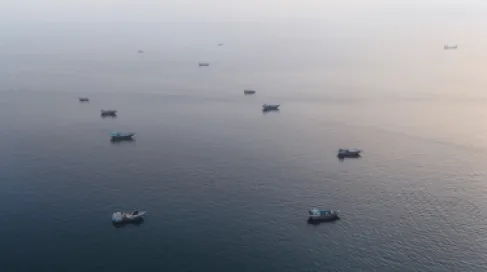 الجيش الأميركي يعطّل سفينة حاولت خرق الحصار على موانئ إيران