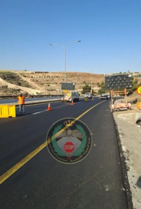 كشط وتعبيد على طريق العدسية – ناعور.. وإغلاق جزئي باتجاه الشونة