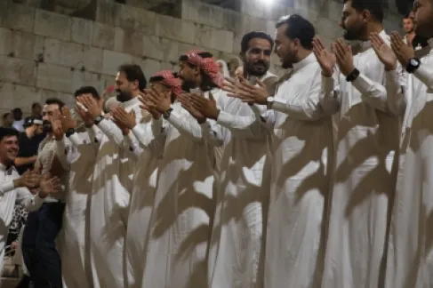 الزيتونة تعانق الشعر والنخيل يقف شامخا على مسرح أرتيمس في جرش